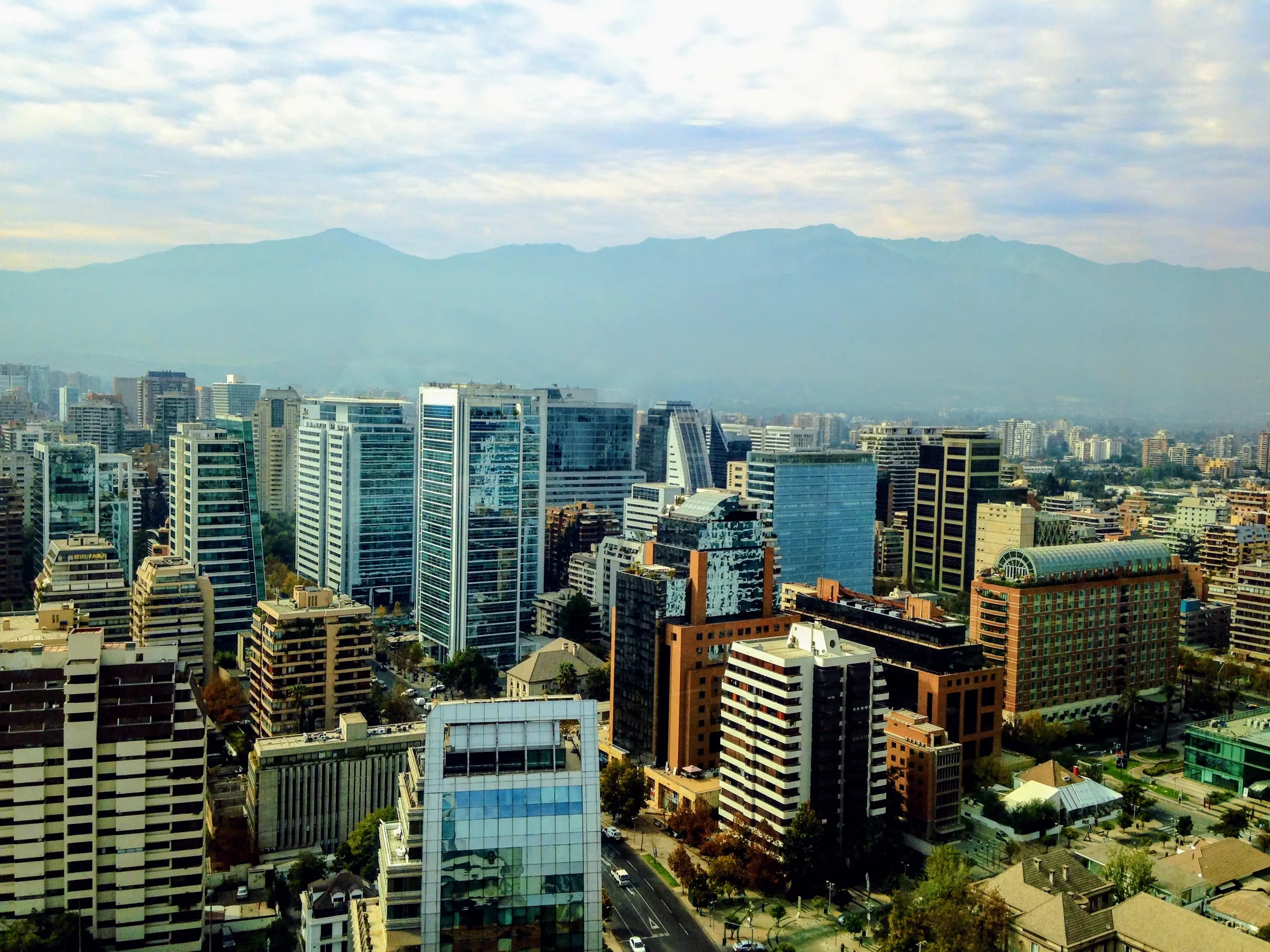 Vista de Santiago y la cordillera de los Andes desde las oficinas de Taller Digital