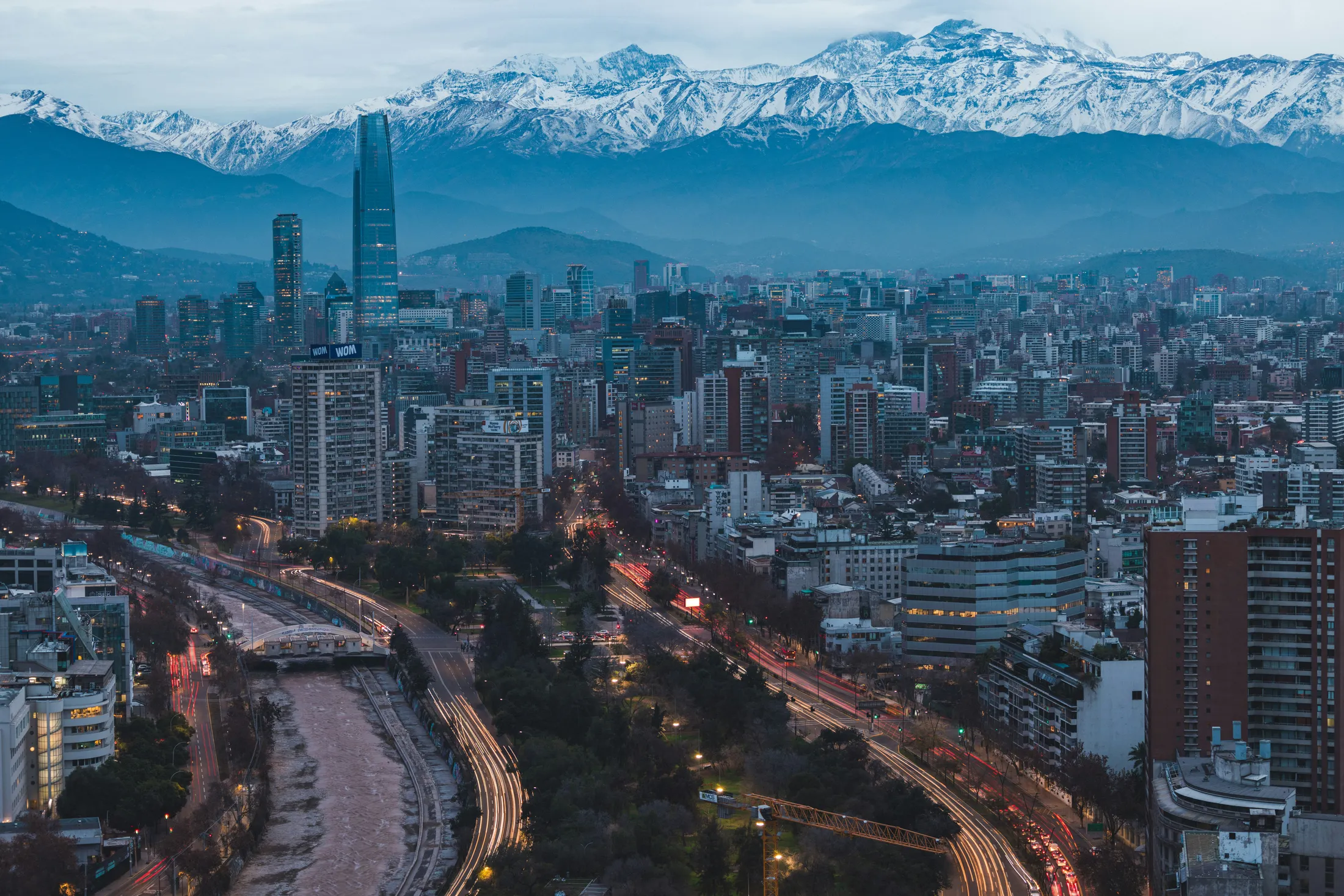 Santiago de Chile al atardecer, con la cordillera de los Andes de fondo